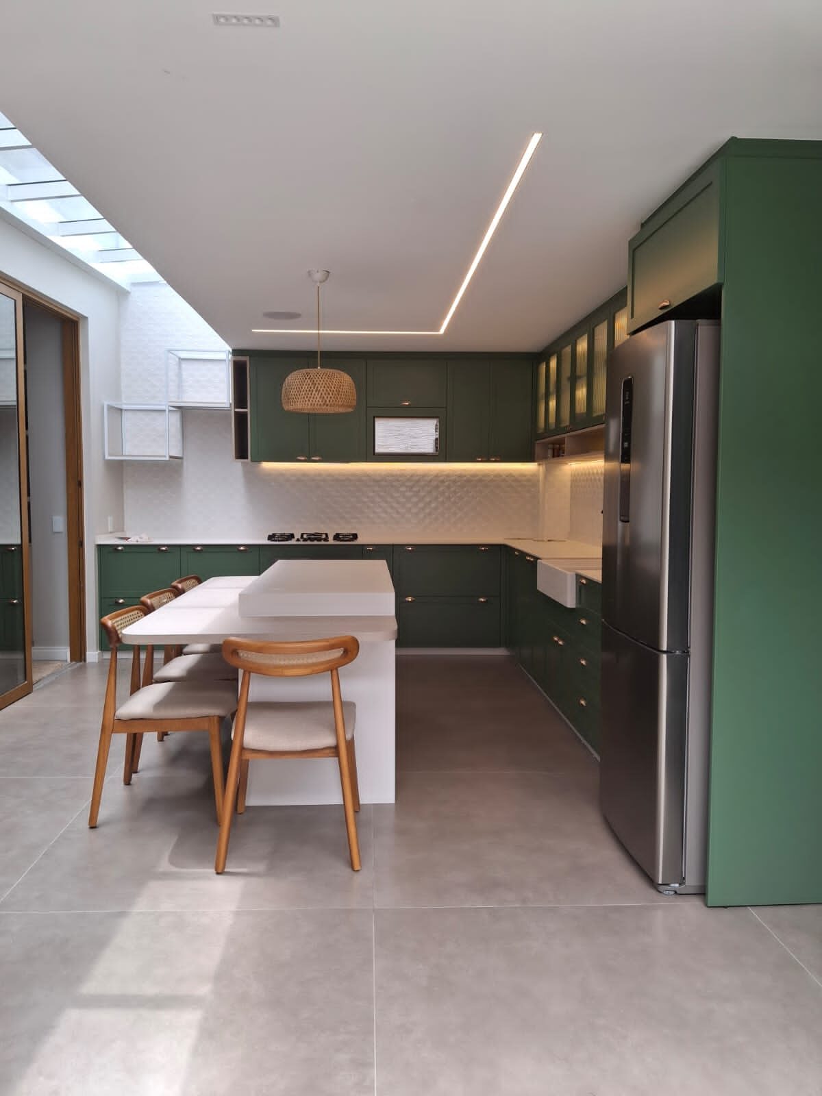 Cozinha planejada verde com ilha central