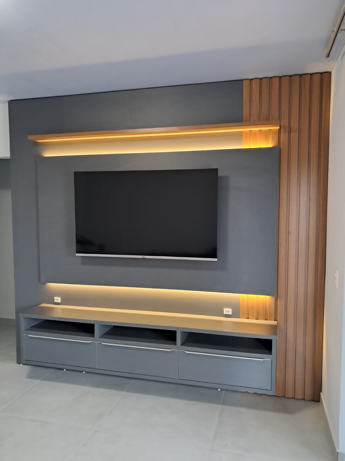 Painel de TV com ripado em madeira